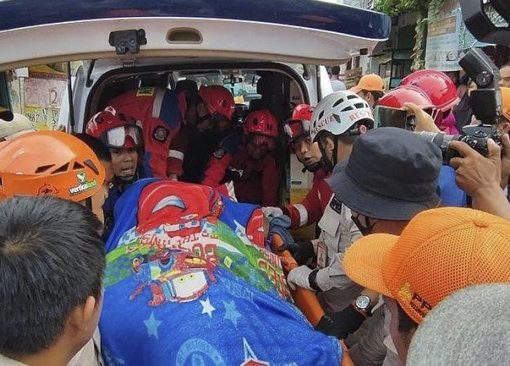 Seorang pemuda penderita obesitas dengan bobot mencapai 230 kg dievakuasi petugas gabungan dari rumahnya di Kecamatan Cipayung ke rumah sakit.