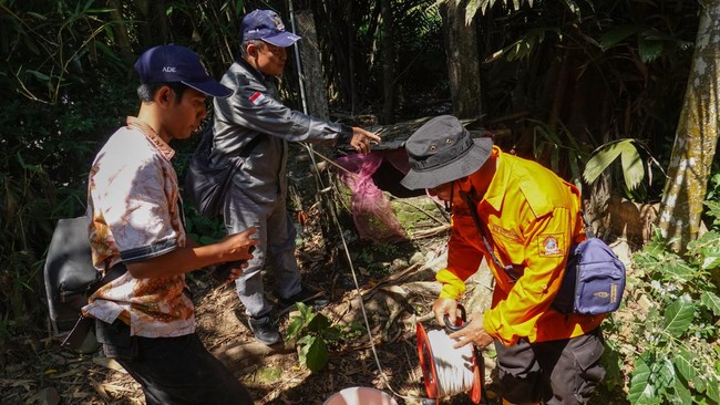 Pencarian 8 penambang di Banyumas masih berlanjut hingga Senin (31/7) ini. Tim SAR gabungan disebar di 6 titik.