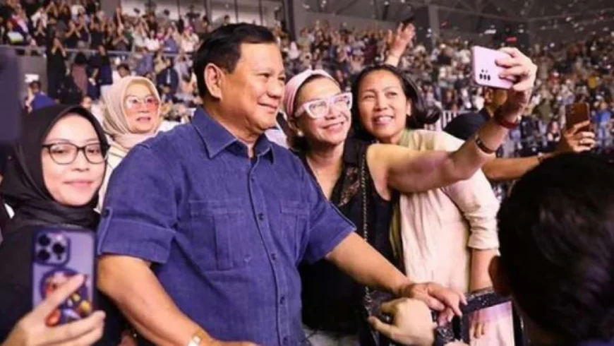 Menhan Prabowo Subianto saat nonton konser Ari Lasso di Tenis Indoor Senayan.