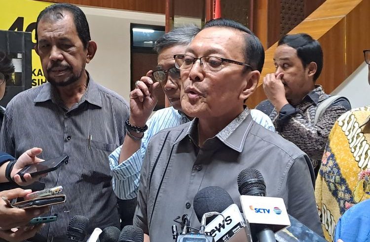 Wakil Ketua Umum Dewan Pimpinan Sentral Organisasi Karyawan Swadiri (Soksi) Lawrence TP Siburian menjadi politikus senior pertama yang dipanggil Dewan Etik, kemarin. Sementara hari ini, Dewan Etik kembali menjadwalkan pemanggilan anggota Dewan Pakar Golkar, Ridwan Hisjam.