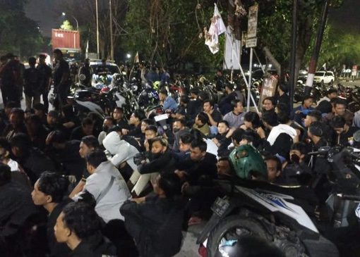 Seratusan anggota perguruan pencak silat ditangkap usai menggelar konvoi di Surabaya tadi malam. Penangkapan 100-an pesilat dilakukan pengejaran usai konvoi.