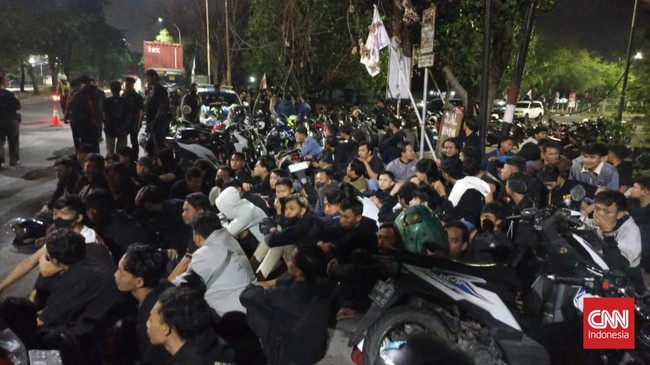 Seratusan anggota perguruan pencak silat ditangkap usai menggelar konvoi di Surabaya tadi malam. Penangkapan 100-an pesilat dilakukan pengejaran usai konvoi.