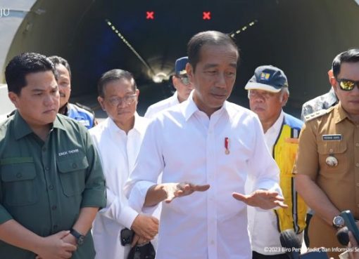 Presiden Joko Widodo (Jokowi) telah mengantongi beberapa nama sosok calon Penjabat (Pj) Gubernur Jawa Barat. Gubernur Jawa Barat saat ini Ridwan Kamil (kanan) akan habis masa jabatannya pada 5 September 2023.