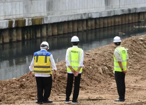 Presiden Joko Widodo, Menteri PUPR, Pj Gubernur DKI di Proyek Sodetan Ciliwung.