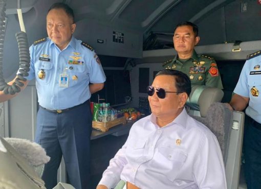 Menhan Prabowo Subianto bersama KSAU Marsekal Fadjar Prasetyo saat menjajal Pesawat C-130 J Super Hercules yang baru diserahkan.