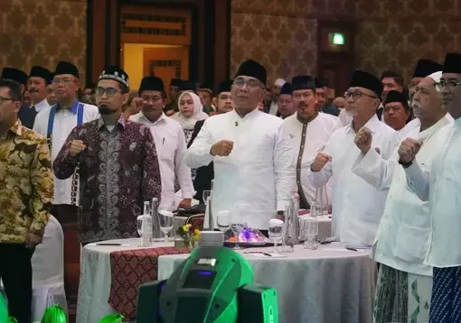 Ketua Umum (Ketum) Partai Amanat Nasional (PAN) Zulkifli Hasan atau Zulhas dan Ketua Umum PBNU, Yahya Cholil Staquf atau Gus Yahya mengumpulkan warga Muhammadiyah dan NU di Surabaya dalam rangka Simposium 1 Abad NU.