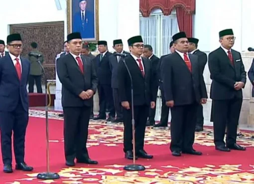 Presiden Jokowi melantik lima wakil menteri baru di Istana Negara, Senin (17/7).