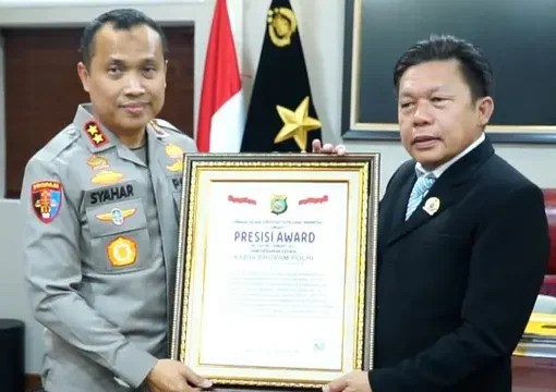 Direktur Eksekutif Lemkapi Edi Saputra Hasibuan memberikan apresiasi dan penghargaan Presisi Award kepada Divisi Propam Polri.