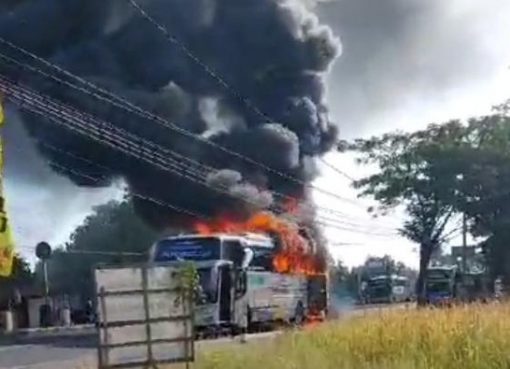 Bus wisata terbakar di jalur Solo-Yogya, Minggu (13/8/2023).