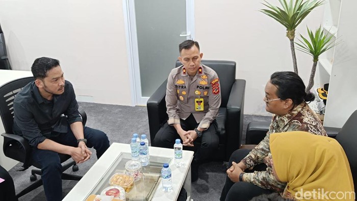 Polres Bogor melakukan audiensi dengan keluarga bayi tertukar.