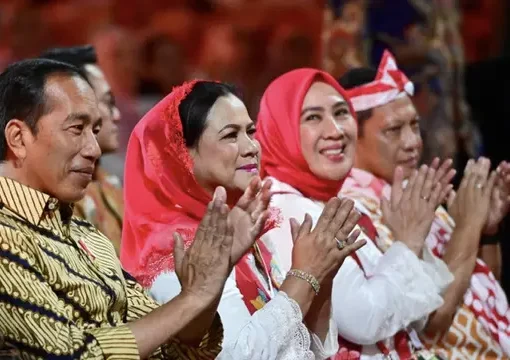 Presiden Joko Widodo (Jokowi) menyaksikan pemecahan rekor dunia Guinness World of Record untuk pementasan angklung terbesar di dunia.