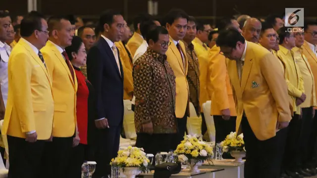 Ketua Umum Golkar, Airlangga Hartarto memberikan salam kepada Presiden Joko Widodo (Jokowi) dan Ketua Umum PDIP Megawati Soekarnoputri saat perayaan HUT ke-54 Partai Golongan Karya (Golkar) di Jakarta, Minggu (21/10).