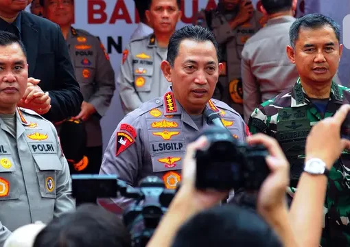 Kapolri Jenderal Listyo Sigit Prabowo (tengah) melepas distribusi paket bantuan sosial dalam rangka Bulan Bakti Polri Presisi di Lapangan Bhayangkara, Jakarta, Senin (19/6/2023)