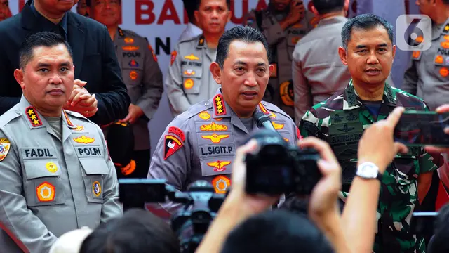 Kapolri Jenderal Listyo Sigit Prabowo (tengah) melepas distribusi paket bantuan sosial dalam rangka Bulan Bakti Polri Presisi di Lapangan Bhayangkara, Jakarta, Senin (19/6/2023)