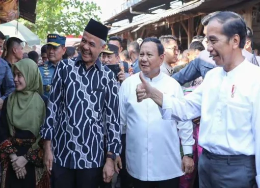 Presiden Jokowi didampingi Ganjar Pranowo dan Prabowo Subianto.