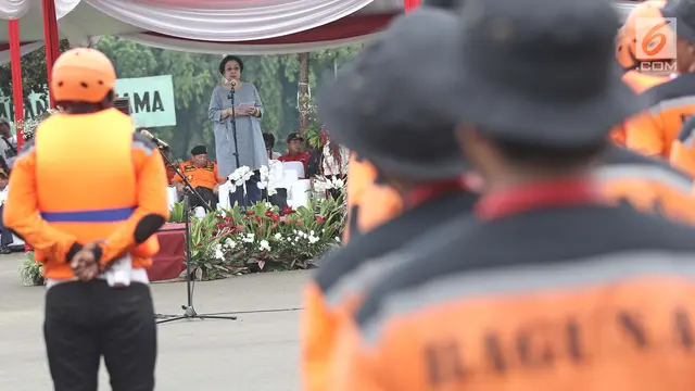 Ketua Umum PDI Perjuangan Megawati Soekarnoputri memberikan sambutan saat penutupan pelatihan Baguna PDIP di Bumi Perkemahan Cibubur, Jakarta, Kamis (23/11).