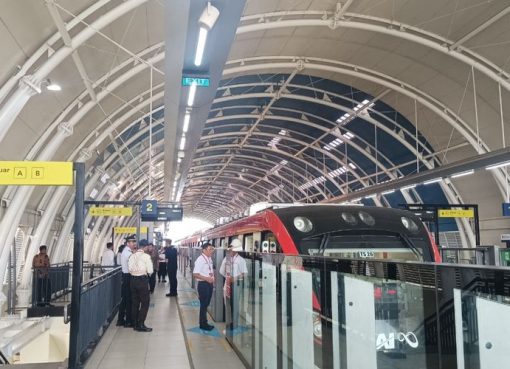 Presiden Joko Widodo saat memberikan keterangan pers di Stasiun LRT Dukuh atas usai melakukan perjalanan naik LRT dari Stasiun Harjamukti ke Stasiun Dukuh Atas, Kamis (3/8/2023).