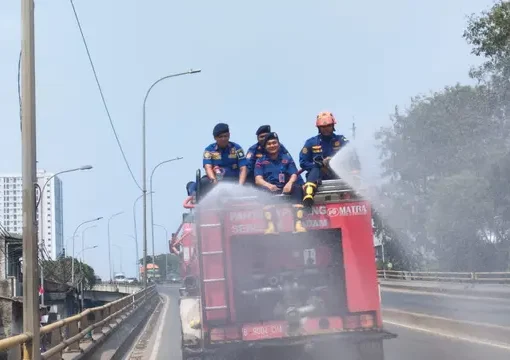 Amada tempur dan tangki air mengintensifkan penyemprotan.