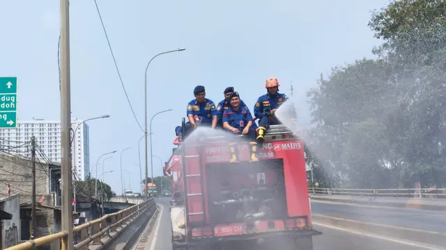 Amada tempur dan tangki air mengintensifkan penyemprotan.