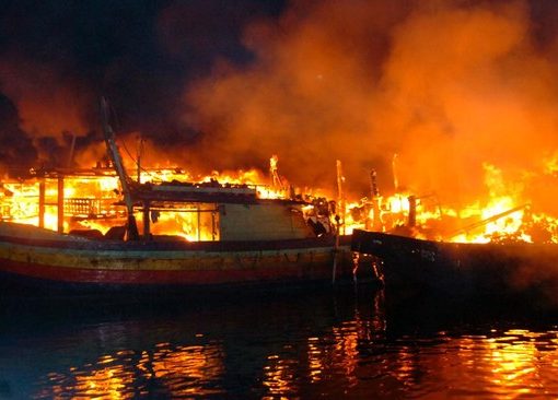 Puluhan kapal nelayan terbakar di Pelabuhan Jongor, Tegal, Jawa Tengah, Senin (14/8/2023) malam.