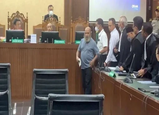 Gubernur Papua nonaktif Lukas Enembe jalani sidang dakwaan.