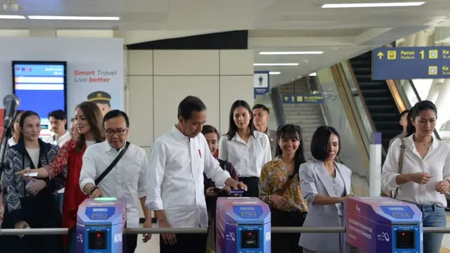 Presiden Jokowi, Ari Lasso, dan Yuni Shara saat jajal LRT bareng.