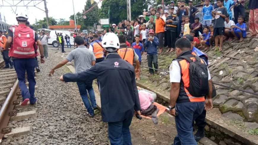 Peristiwa kecelakaan maut Kereta Api (KA) Dhoho dengan Mobil Luxio yang menewaskan 6 orang, di perlintasan KA tak berpalang pintu, di Desa Jabon, Kabupaten Jombang, Jawa Timur.