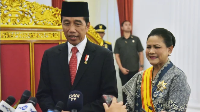 Presiden Jokowi dan Ibu negara Iriana di Istana Negara.