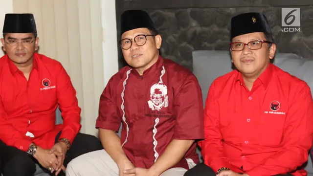 Ketua Umum PKB Muhaimin Iskandar atau Cak Imin (tengah) bersama Sekjen PDIP Hasto Kristiyanto (kanan) dan jajaran pengurus PDIP di Kantor PKB, Jakarta, Selasa (10/4). Pertemuan membahas Pilpres 2019.