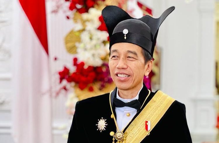 Presiden Joko Widodo mengenakan baju adat Ageman Songkok Singkepan Ageng saat menghadiri Upacara Peringatan Detik-detik Proklamasi Kemerdekaan Republik Indonesia, Kamis (17/8/2023).