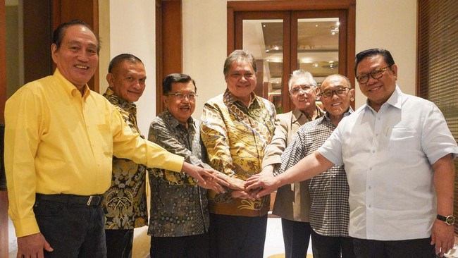 Airlangga Hartarto (tengah) bersama para senior Partai Golkar dan Sekretaris Jenderal Lodewijk F Paulus (dua dari kiri) dalam pertemuan tertutup di Kebayoran Baru, Jakarta, Jumat (4/8).