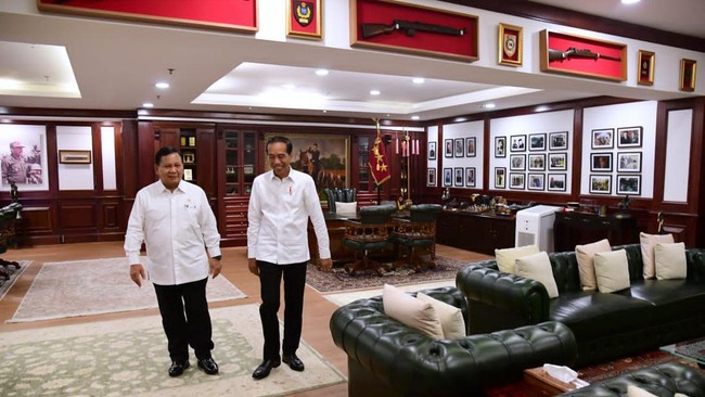 Anggota Dewan Pertimbangan Presiden Muhammad Luthfi bin Yahya dan Menteri Pertahanan Prabowo Subianto bertemu Presiden Joko Widodo di Istana Presiden, Jakarta. Menhan Prabowo dan Presiden Joko Widodo.