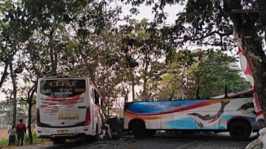 Bus Sugeng Rahayu dengan Bus Eka Tabrakan di Jalan Lintas Ngawi-Madiun.