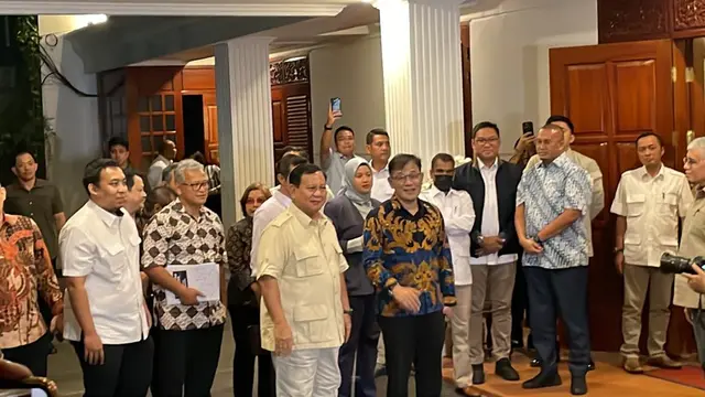 Politikus PDI Perjuangan (PDIP) Budiman Sudjatmiko bertandang ke kediaman Ketua Umum Partai Gerindra Prabowo Subianto di Jalan Kertanegara Nomor 04 Kebayoran Baru, Jakarta Selatan, Kamis (27/4/2023).