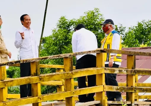 Presiden Joko Widodo (kedua kanan) berbincang dengan Menteri Pertahanan Prabowo Subianto (kiri) saat meninjau lahan yang akan dijadikan "Food Estate" atau lumbung pangan baru di Pulang Pisau, Kalimantan Tengah, Kamis (9/7/2020).