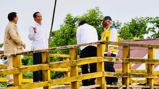 Presiden Joko Widodo (kedua kanan) berbincang dengan Menteri Pertahanan Prabowo Subianto (kiri) saat meninjau lahan yang akan dijadikan "Food Estate" atau lumbung pangan baru di Pulang Pisau, Kalimantan Tengah, Kamis (9/7/2020).