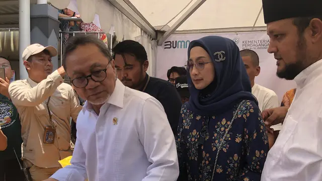 Ketum PAN Zulkifli Hasan didampingi Ketua DPW PAN Jawa Barat Desy Ratnasari membagikan beras kepada masyarakat di Solo, Jawa Tengah.