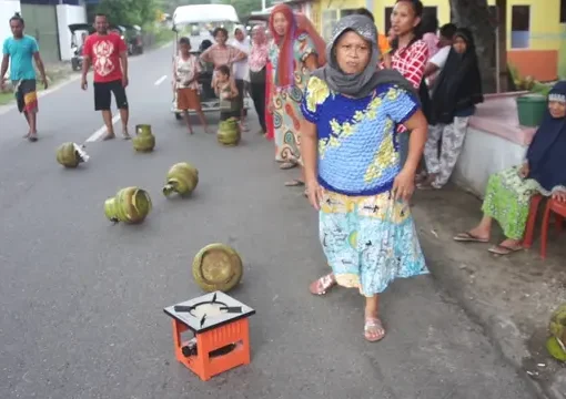 Warga buang tabung Gas LPG 3 kg akibat langka.