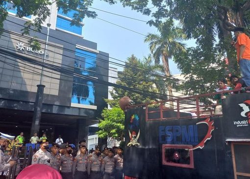 Puluhan massa dari Partai Buruh dan Serikat Petani Indonesia (SPI) menggelar demonstrasi di depan Gedung Bulog.