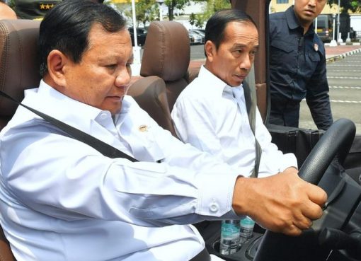 Presiden Joko Widodo saat disopiri Menteri Pertahanan Prabowo Subianto. Momen itu terjadi saat Jokowi meninjau pabrik milik PT Pindad di Kota Bandung, Jawa Barat, Selasa (19/9/2023).