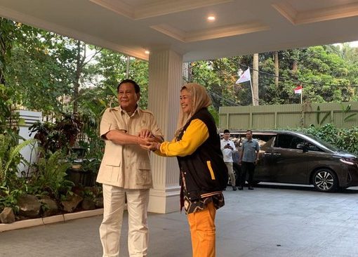 Yenny Wahid mendatangi kediaman Prabowo Subianto di Jakarta. Dia disambut langsung oleh Prabowo.