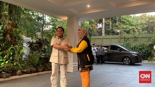 Yenny Wahid mendatangi kediaman Prabowo Subianto di Jakarta. Dia disambut langsung oleh Prabowo.