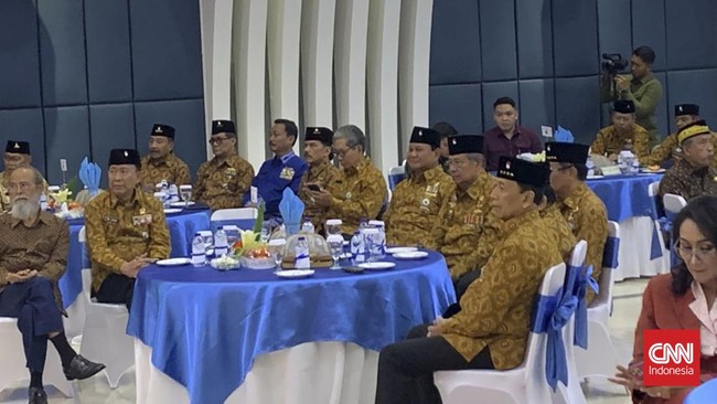 Susilo Bambang Yudhoyono (SBY) duduk bareng Prabowo Subianto di HUT PEPABRI.