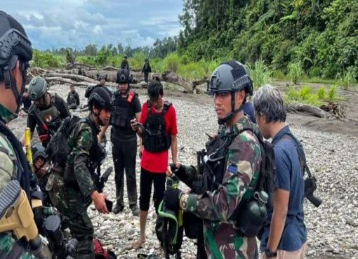 Aparat gabungan evakuasi jasad diduga KKB di Yahukimo, Papua Pegunungan.