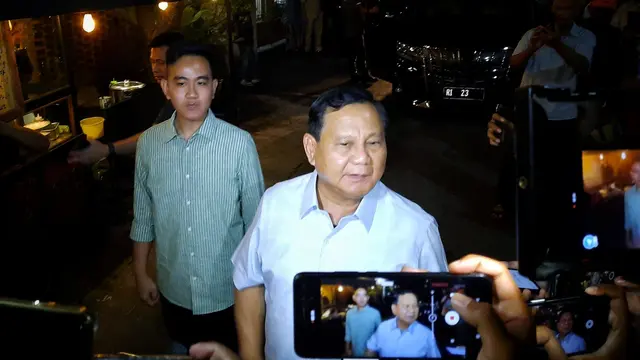 Pertemuan Ketua Umum Partai Gerindra Prabowo Subianto dengan Gibran Rakabuming Raka di Angkringan Omah Semar, Solo pada Jumat (19/5) malam.