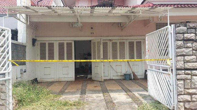 Rumah di Cinere, Depok, tempat ditemukan kerangka ibu dan anak.