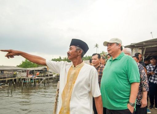 Menteri Koordinator Bidang Perekonomian (Menko Perekonomian) Airlangga Hartarto saat mengunjungi Desa Tanjung Banon yang terletak di bagian selatan Pulau Rempang, Provinsi Kepulauan Riau (Kepri), Jumat (29/8/2023).