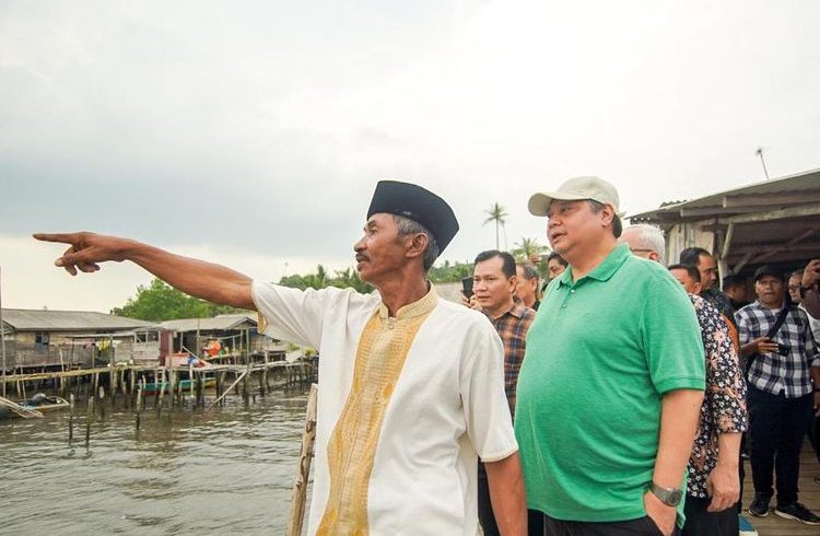 Menteri Koordinator Bidang Perekonomian (Menko Perekonomian) Airlangga Hartarto saat mengunjungi Desa Tanjung Banon yang terletak di bagian selatan Pulau Rempang, Provinsi Kepulauan Riau (Kepri), Jumat (29/8/2023).