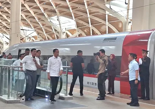 Presiden Joko Widodo atau Jokowi melakukan uji coba Kereta Cepat Jakarta-Bandung (KCJB), Rabu (13/9/2023).