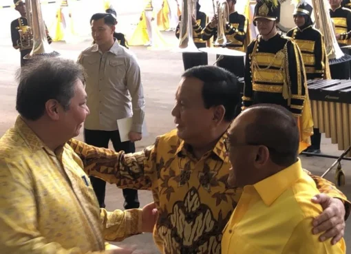 Prabowo Subianto disambut Airlangga Hartarto dan ARB saat tiba di DPP Golkar.